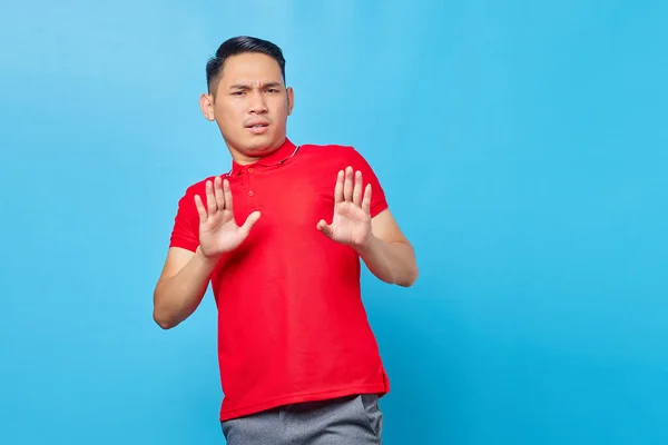 Portret Van Geïrriteerde Jonge Aziatische Man Kruising Handen Maakt Stop — Stockfoto