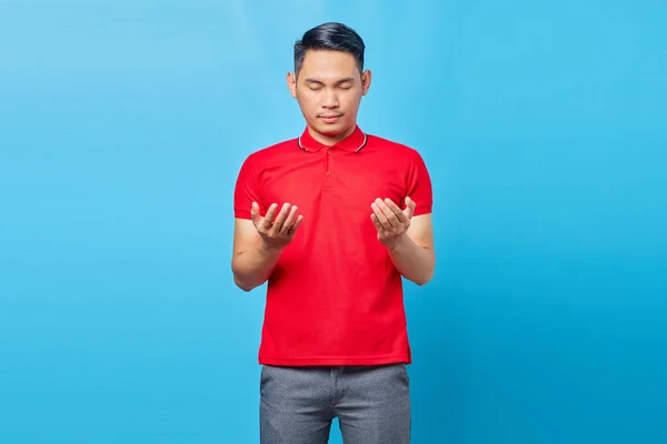 Retrato Joven Asiático Guapo Con Camisa Roja Rezando Con Los — Foto de Stock
