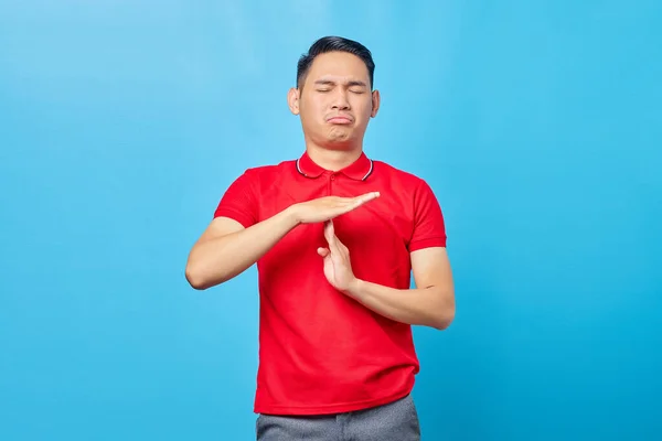 Fešák Mladý Asijský Muž Červené Košili Ukazující Time Out Gesto — Stock fotografie