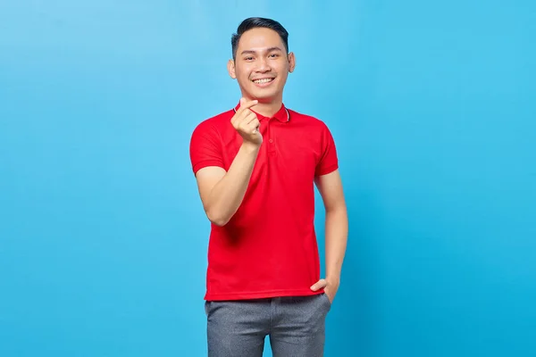 Портрет Улыбающегося Красивого Азиата Красной Рубашке Показывающего Сердце Скрещенными Пальцами — стоковое фото