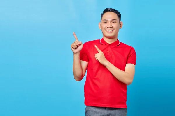 Портрет Усміхненого Азіатського Юнака Червоній Сорочці Який Вказує Пальцем Копіювальному — стокове фото