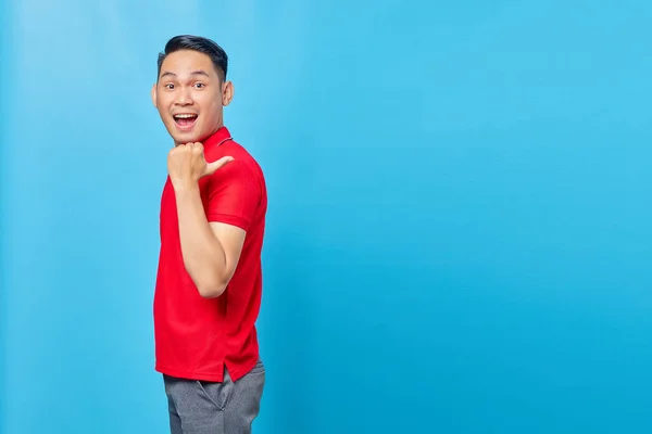 Portret Van Vrolijke Aziatische Jongeman Rood Shirt Met Wijzende Vinger — Stockfoto