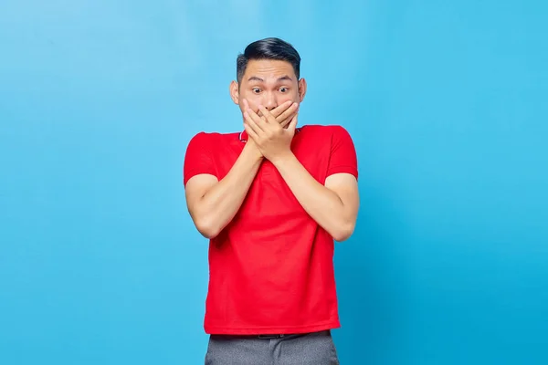 Sorpreso Giovane Asiatico Uomo Copertura Bocca Con Mano Guardando Promo — Foto Stock