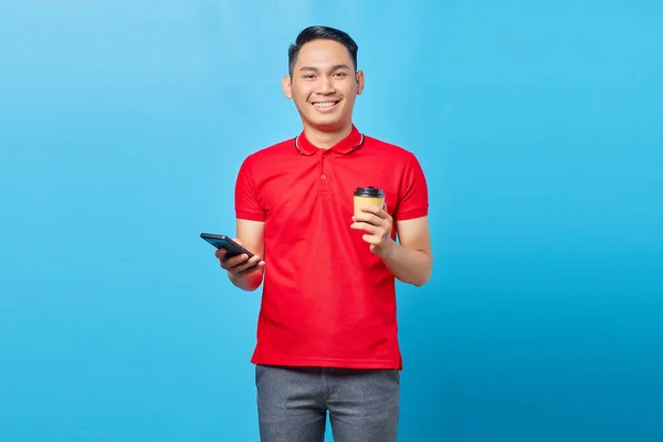 Porträt Eines Lächelnden Asiatischen Jungen Mannes Mit Handy Und Kaffee — Stockfoto