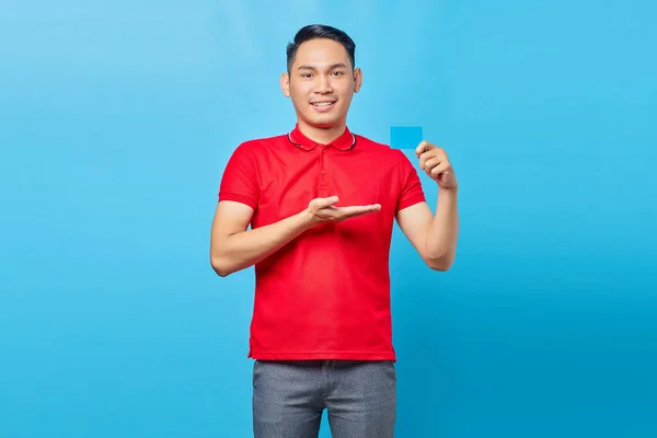 Porträtt Leende Ung Asiatisk Man Visar Kreditkort Erbjuda Annons Produkt — Stockfoto