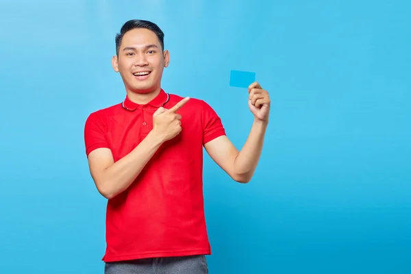 Portret Van Vrolijke Jonge Aziatische Man Wijzende Vinger Credit Card — Stockfoto