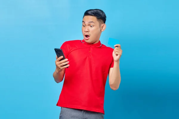 Porträt Eines Überraschten Jungen Asiatischen Mannes Mit Handy Und Kreditkarte — Stockfoto
