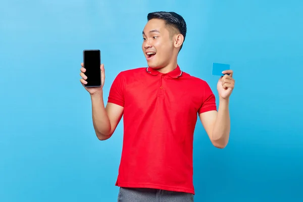 Портрет Веселого Молодого Азіатського Чоловіка Показує Порожній Екран Мобільного Телефону — стокове фото