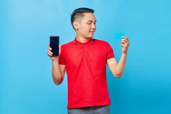 Porträt Von Fröhlichen Jungen Asiatischen Mann Zeigt Leeren Bildschirm Handy — Stockfoto