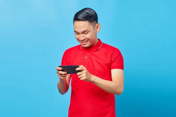 Porträt Von Fröhlichen Jungen Asiatischen Mann Spielt Ein Spiel Auf — Stockfoto
