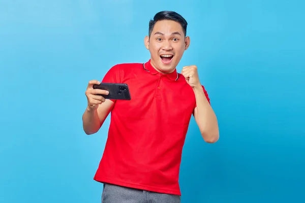 Portret Van Opgewonden Aziatische Jonge Man Spelen Spel Mobiele Telefoon — Stockfoto