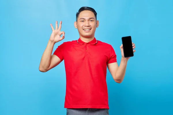 Gülümseyen Asyalı Genç Adamın Portresi Boş Ekranlı Cep Telefonu Işaret — Stok fotoğraf