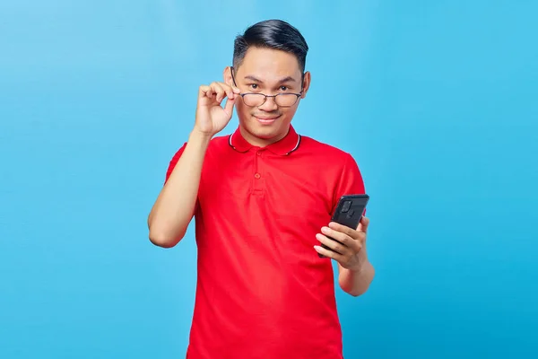 Porträt Eines Lächelnden Asiatischen Jungen Mannes Mit Handy Und Brille — Stockfoto