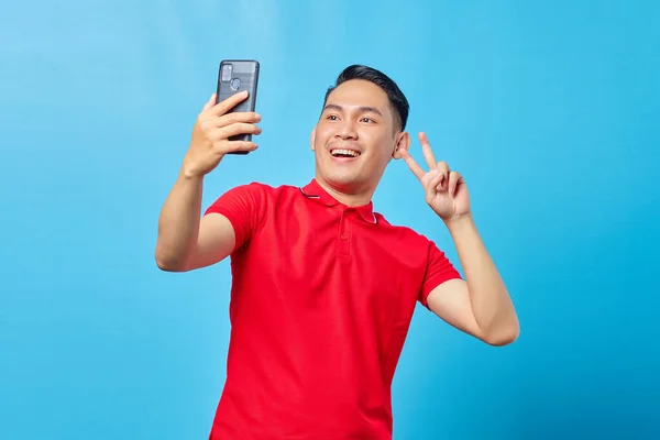 Portrait Von Aufgeregten Fröhlichen Jungen Asiatischen Mann Mit Handy Selfie — Stockfoto