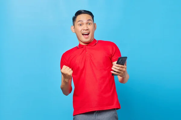 Porträt Eines Aufgeregten Asiatischen Jungen Mannes Der Sein Handy Benutzt — Stockfoto