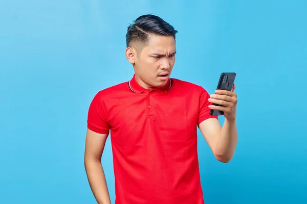 Портрет Розлюченого Молодого Азіатського Чоловіка Який Дивиться Мобільний Телефон Читає — стокове фото