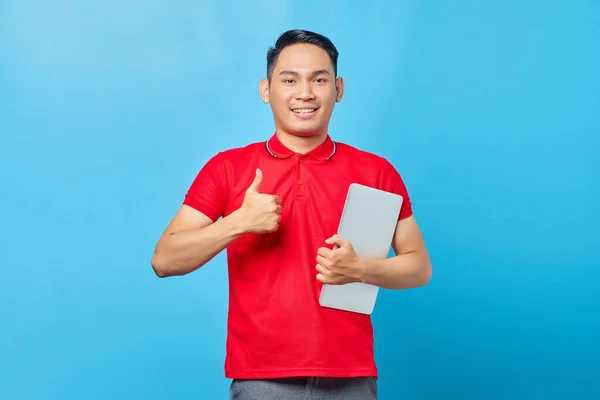 Portret Van Lachende Aziatische Jongeman Rood Shirt Met Laptop Duimen — Stockfoto