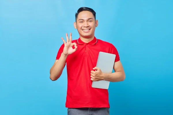 Porträtt Leende Asiatisk Ung Man Röd Skjorta Hålla Laptop Och — Stockfoto