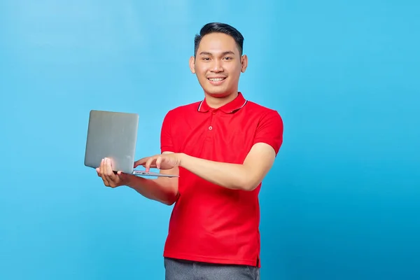 Glimlachende Jonge Knappe Man Met Een Laptop Kijken Naar Camera — Stockfoto