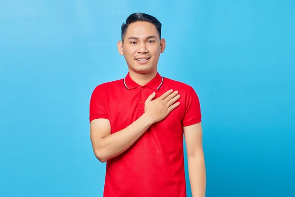 Kırmızı Tişörtlü Yakışıklı Asyalı Genç Adamın Portresi Birine Teşekkür Etmek — Stok fotoğraf