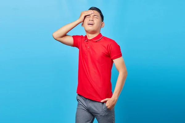 Retrato Hombre Asiático Adulto Camisa Roja Consiguiendo Gesto Migraña Dolorosa — Foto de Stock