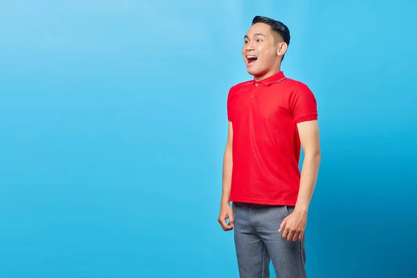 Portret Van Opgewonden Knappe Aziatische Jongeman Rood Shirt Schreeuwen Zijwaarts — Stockfoto