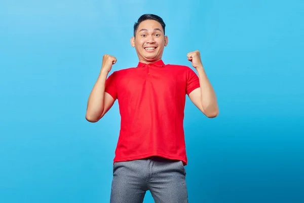 Portret Van Opgewonden Aziatische Jongeman Rood Shirt Vieren Succes Met — Stockfoto