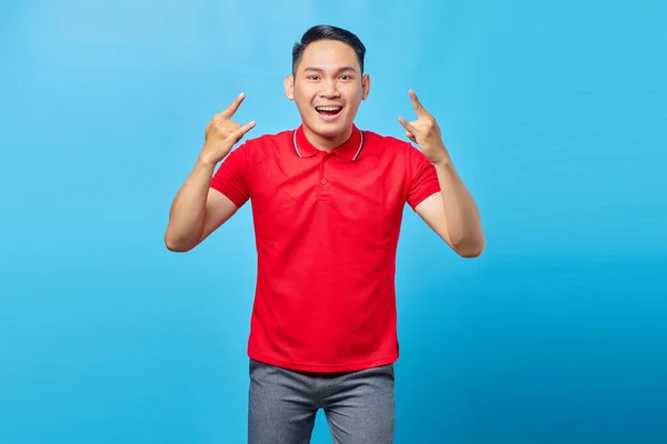 Knappe Jonge Aziatische Man Rood Shirt Schreeuwen Met Gekke Uitdrukking — Stockfoto