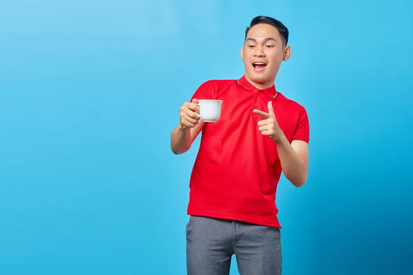 Geschokt Knappe Aziatische Jongeman Met Kopje Koffie Drinken Geïsoleerd Blauwe — Stockfoto