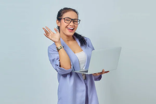 Retrato Jovem Mulher Asiática Alegre Usando Laptop Mão Gestual Onda — Fotografia de Stock