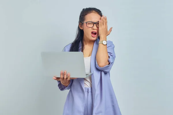 Ritratto Giovane Donna Asiatica Sorpresa Piedi Usando Computer Portatile Coprendo — Foto Stock