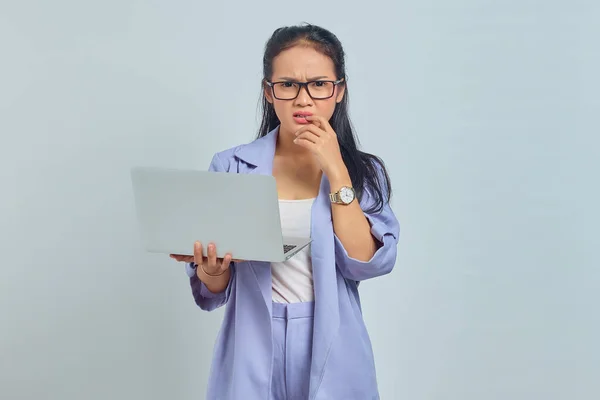 Ritratto Giovane Donna Asiatica Spaventata Piedi Con Laptop Chiodi Mordenti — Foto Stock