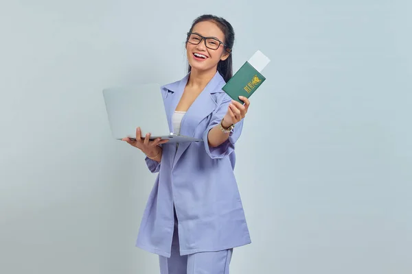 Portret Młodej Azjatki Stojącej Laptopie Trzymającej Książeczkę Paszportową Radosnym Wyrazem — Zdjęcie stockowe