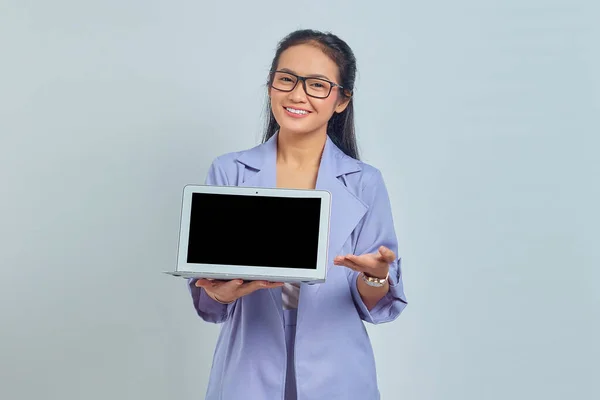 Portret Wesołej Młodej Azjatki Pokazującej Laptopa Patrzącej Kamerę Odizolowaną Białym — Zdjęcie stockowe