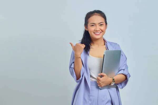 Portret Uśmiechniętej Młodej Azjatki Trzymającej Laptopa Pokazującej Odizolowany Białym Tle — Zdjęcie stockowe