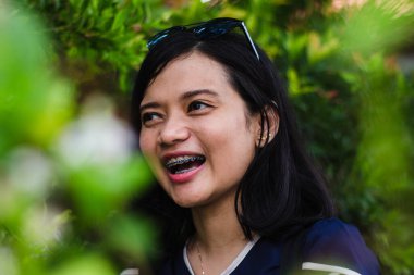 Güzel genç kadınlar tatildeyken gülümserler.