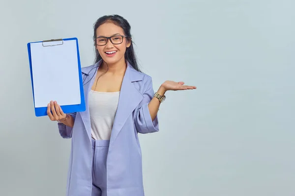 Portrait Cheerful Young Asian Business Woman Showing Blank Clipboard Pointing — Stock Photo, Image