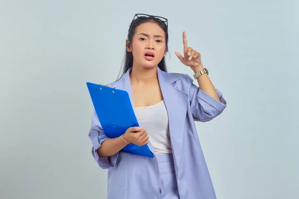 Портрет Удивленной Молодой Азиатки Держащей Папку Документами Показывающей Пальцем Фиолетовый — стоковое фото