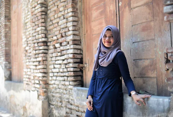 Muslim Perempuan Wisatawan Dengan Gaya Kasual — Stok Foto