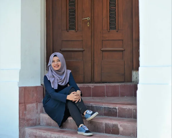 Muslim Perempuan Wisatawan Dengan Gaya Kasual — Stok Foto