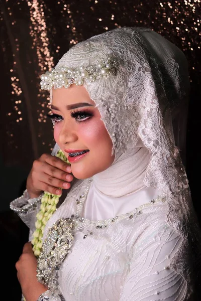 Potret Seorang Wanita Cantik Tersenyum Mengenakan Gaun Pengantin — Stok Foto