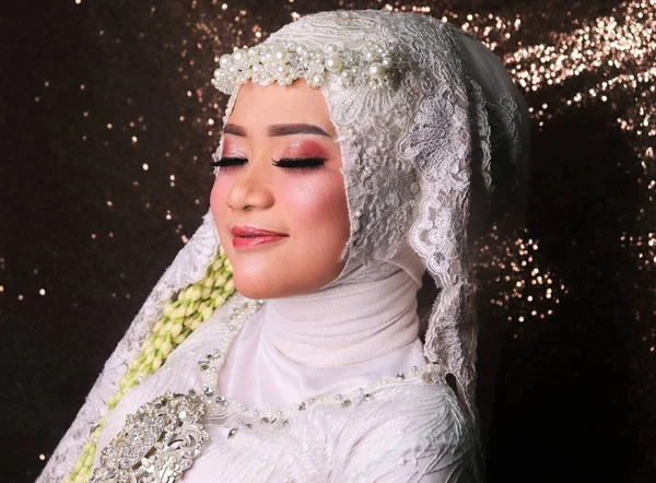 Портрет Усміхненої Красивої Жінки Весільній Сукні — стокове фото