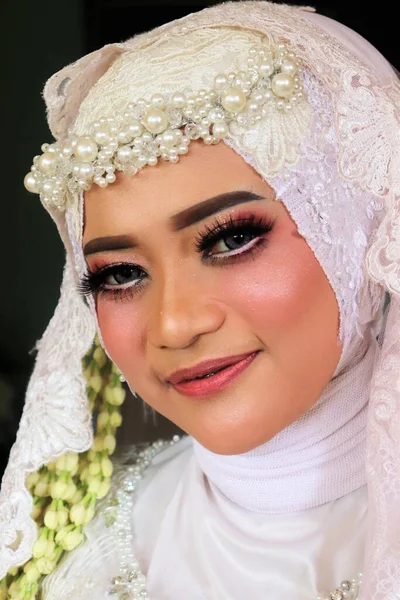 Potret Seorang Wanita Cantik Tersenyum Mengenakan Gaun Pengantin — Stok Foto