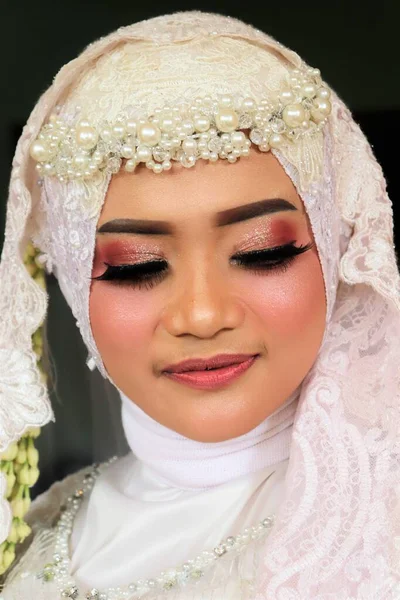 Портрет Усміхненої Красивої Жінки Весільній Сукні — стокове фото