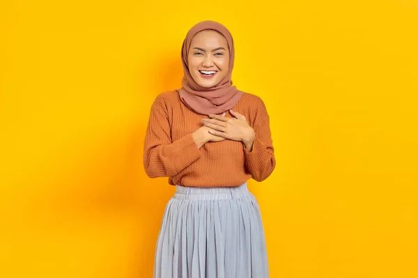 Hermosa Mujer Asiática Sonriente Suéter Marrón Hijab Sosteniendo Las Manos —  Fotos de Stock