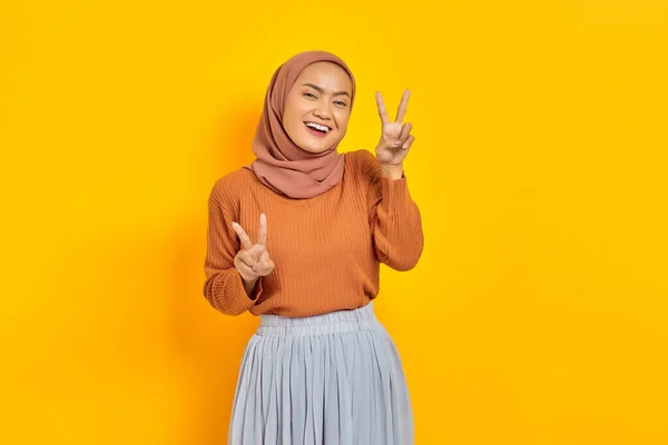 Hermosa Mujer Asiática Sonriente Suéter Marrón Hijab Mirando Cámara Mostrando — Foto de Stock