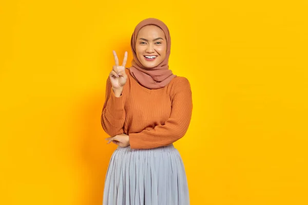 Hermosa Mujer Asiática Sonriente Suéter Marrón Hijab Mirando Cámara Mostrando — Foto de Stock