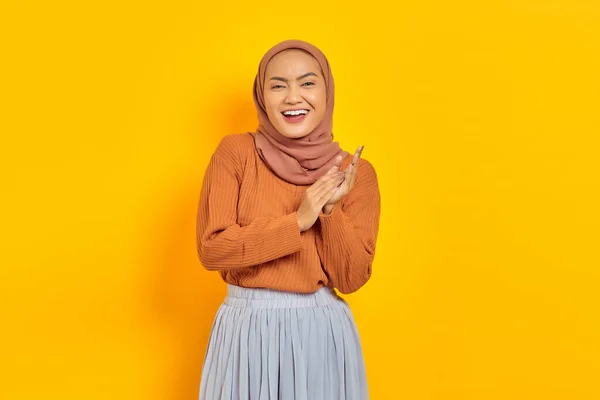 Hermosa Mujer Asiática Sonriente Suéter Marrón Hijab Frota Las Manos — Foto de Stock