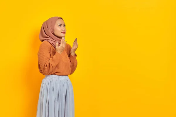 Красивая Молодая Азиатка Коричневом Свитере Хиджабе Руки Сложены Молитвенном Жесте — стоковое фото