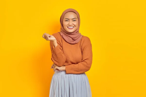 Mulher Asiática Bonita Jovem Camisola Marrom Hijab Sorrindo Feliz Olhando — Fotografia de Stock